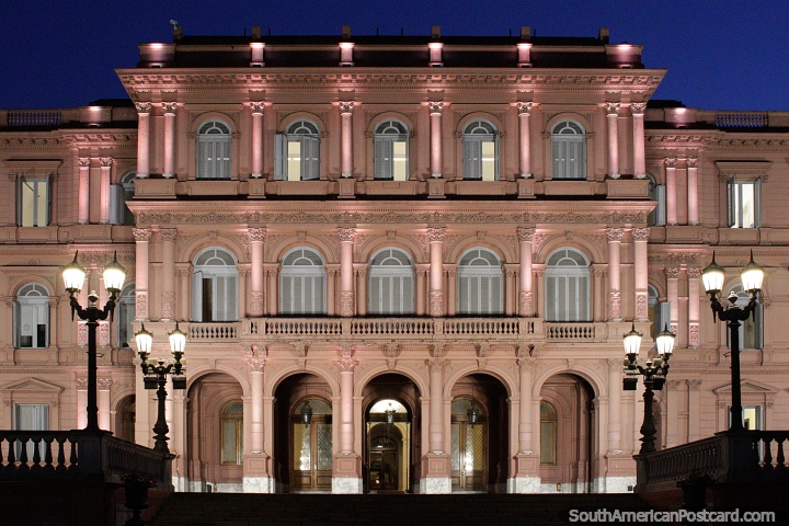 Casa Rosada en la noche, mansión y oficina del Presidente de Argentina en Buenos Aires. (720x480px). Argentina, Sudamerica.