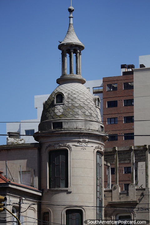 Torre y cpula, arquitectura antigua entre nueva en Baha Blanca. (480x720px). Argentina, Sudamerica.