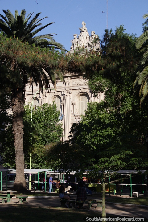 Prestigioso edificio con 3 figuras en la parte superior en el centro de Baha Blanca. (480x720px). Argentina, Sudamerica.