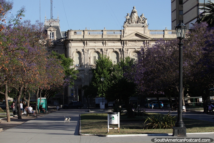 rea de parque frente a un edificio histrico en Baha Blanca. (720x480px). Argentina, Sudamerica.