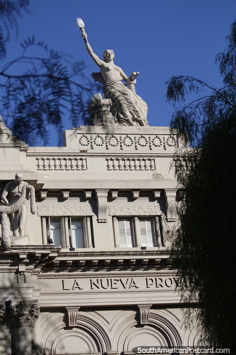 Una caracterstica de Baha Blanca son las interesantes fachadas de edificios antiguos. (480x720px). Argentina, Sudamerica.