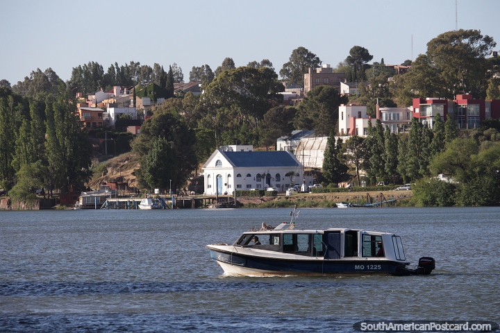 Lancha de pasajeros viene de Patagones a Viedma por el río Negro. (720x480px). Argentina, Sudamerica.