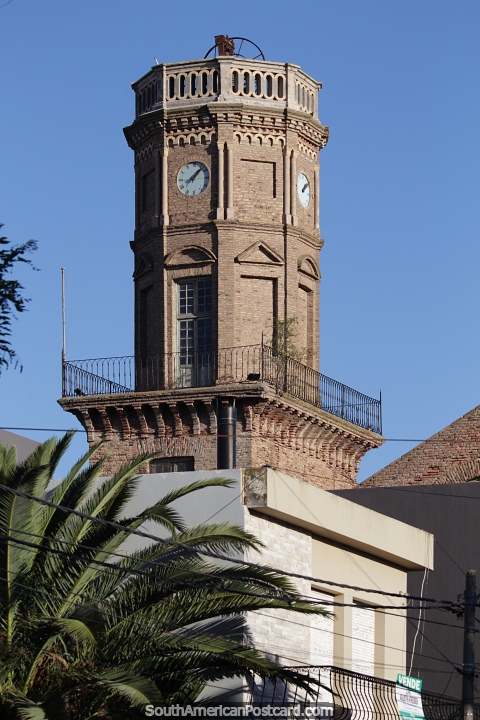 Torre del reloj de ladrillo de la biblioteca construida en 1887 en Viedma. (480x720px). Argentina, Sudamerica.