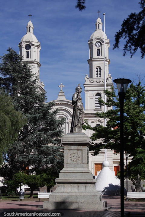 Igreja Nossa Senhora Carmen contm 2 bandeiras da guerra de 1827 com o Brasil, Patagones. (480x720px). Argentina, Amrica do Sul.