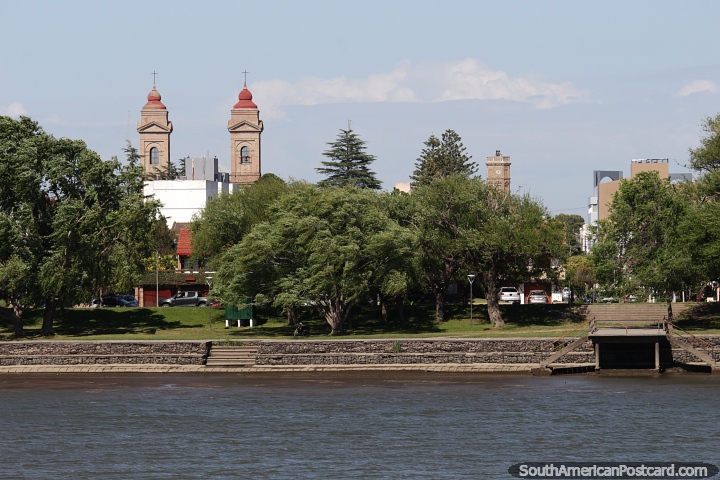 Catedral de Viedma, vista do outro lado do Rio Negro em Patagones. (720x480px). Argentina, América do Sul.