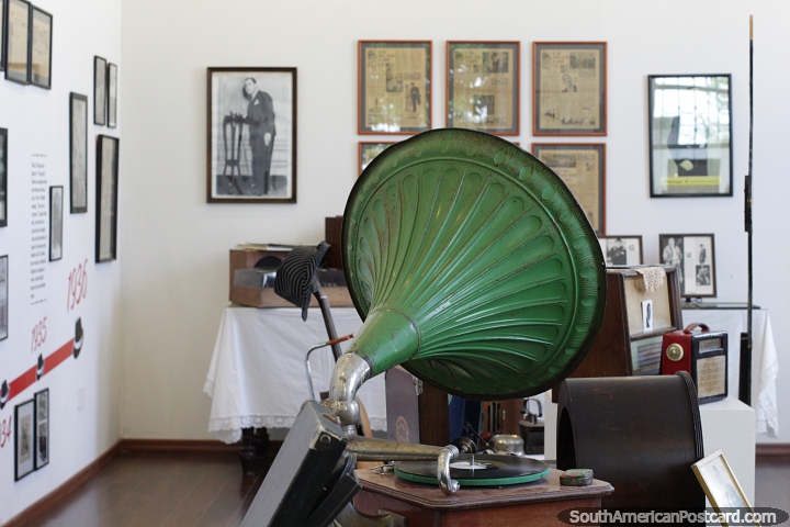 Gramofone e toca-discos, fotos nas paredes do museu Carlos Gardel em Viedma. (720x480px). Argentina, Amrica do Sul.