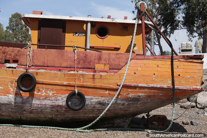 Barco de pesca de madeira na praia, esperando a mar, San Antonio Oeste. (720x480px). Argentina, Amrica do Sul.