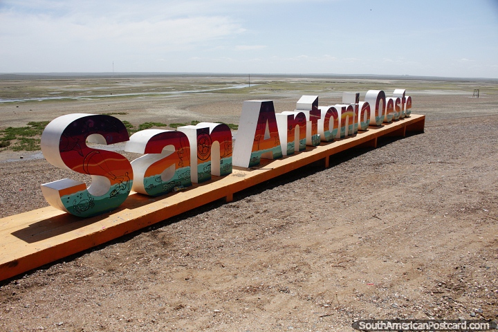 Gran cartel, San Antonio Oeste, la playa y la costa con marea baja, como un desierto. (720x480px). Argentina, Sudamerica.