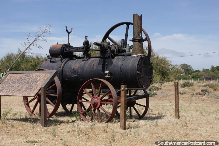 Motor de trem preto do lado de fora do Museu Jacobacci em San Antonio Oeste. (720x480px). Argentina, Amrica do Sul.