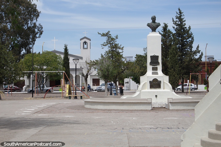 Plaza Centenario com igreja e monumento em San Antonio Oeste. (720x480px). Argentina, Amrica do Sul.