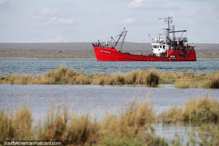 Gran barco rojo Don Agustn pasa por el puerto de San Antonio Oeste. (720x480px). Argentina, Sudamerica.
