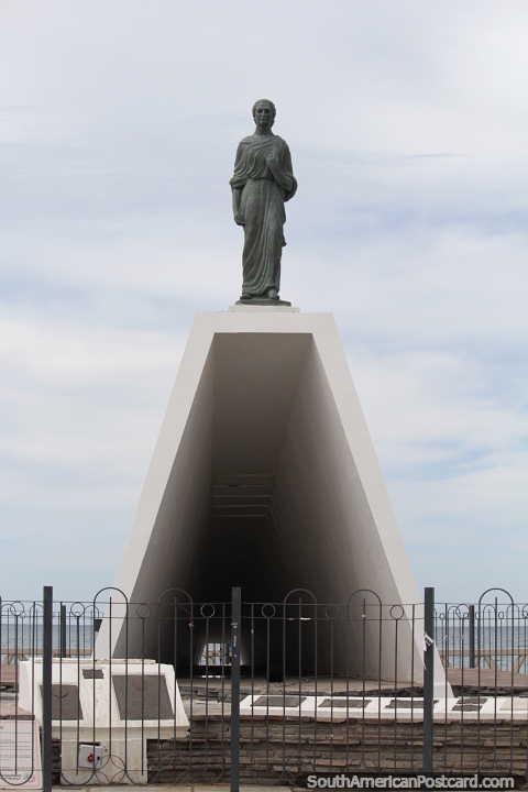 La Galesa, monumento de uma mulher de 1965 em Puerto Madryn. (480x720px). Argentina, Amrica do Sul.