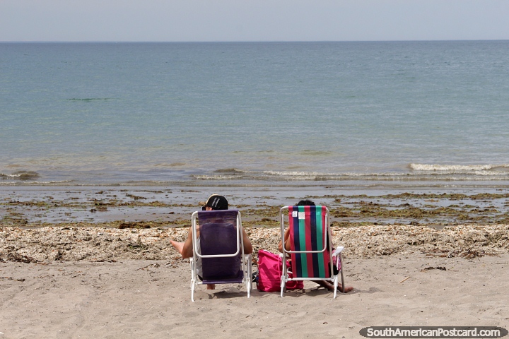 2 pessoas em cadeiras de praia em Puerto Madryn na areia branca. (720x480px). Argentina, Amrica do Sul.