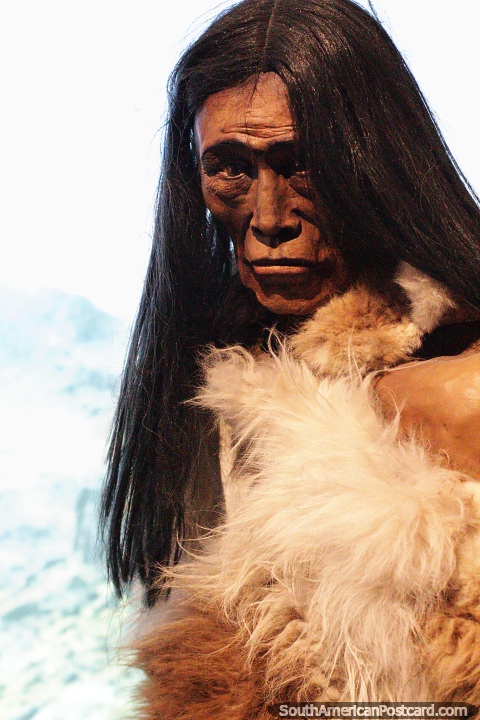Figura masculina, los primeros habitantes de la Patagonia, museo de las ciencias en Trelew. (480x720px). Argentina, Sudamerica.