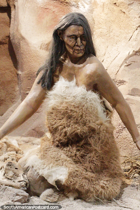 Figura feminina vestida de peles, as primeiras pessoas da Patagnia, museu de cincias, Trelew. (480x720px). Argentina, Amrica do Sul.