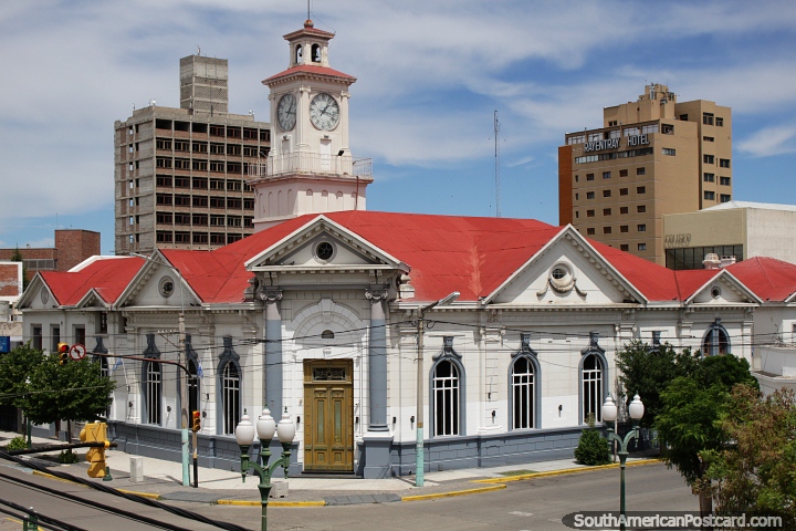 Increble edificio antiguo con torre de reloj en Trelew, el Banco Nacional. (720x480px). Argentina, Sudamerica.