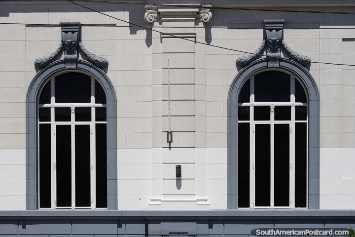 Par de ventanas arqueadas del edificio histrico del banco en Trelew. (720x480px). Argentina, Sudamerica.