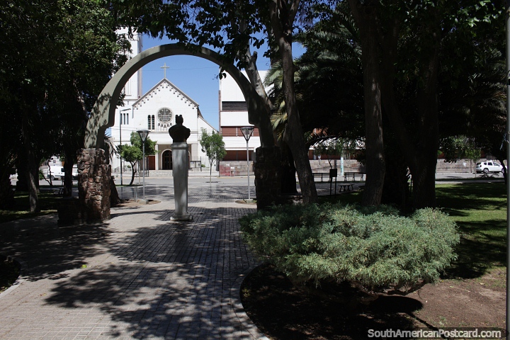 Vista a travs de un arco desde la Plaza Independencia hasta la iglesia en Trelew. (720x480px). Argentina, Sudamerica.