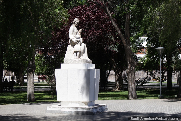 Madre con 2 hijos, monumento de blanco en la plaza de Trelew, muchos rboles. (720x480px). Argentina, Sudamerica.