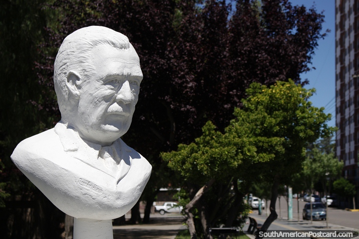 Ral Alfonsn (1927-2009), expresidente de Argentina, busto en Trelew. (720x480px). Argentina, Sudamerica.