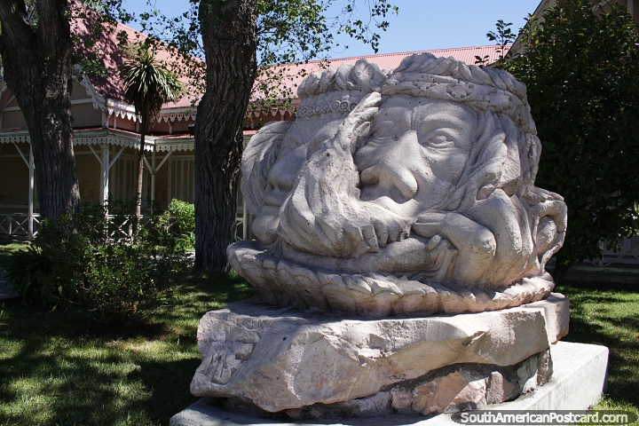 Escultura de piedra de un rostro fuera del museo de artes visuales de Trelew. (720x480px). Argentina, Sudamerica.