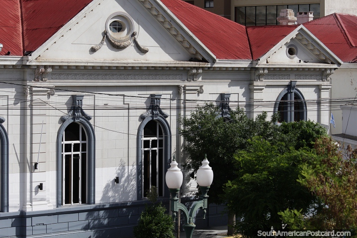 O belo edifcio antigo do banco nacional na esquina de Trelew. (720x480px). Argentina, Amrica do Sul.