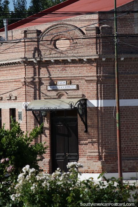 Saln Isabel la Catlica, edificio de ladrillo antiguo en Gaiman. (480x720px). Argentina, Sudamerica.