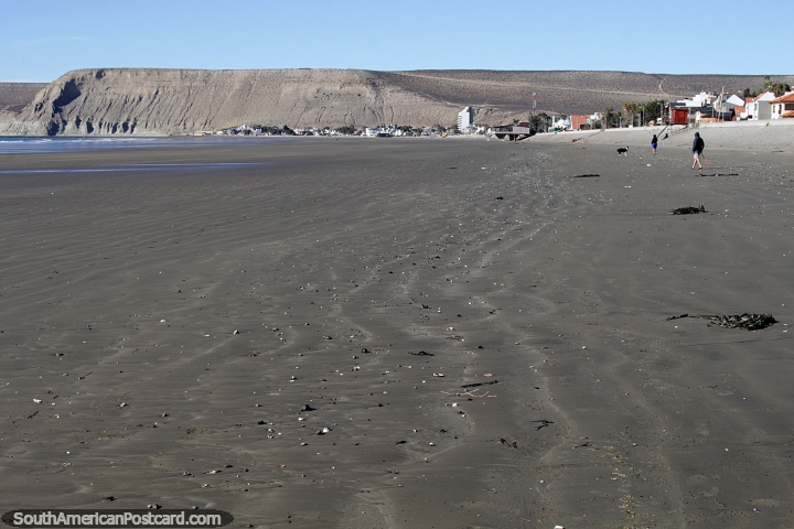 Praia longa e larga com falsias na Rada Tilly, perto de Comodoro Rivadavia. (720x480px). Argentina, Amrica do Sul.