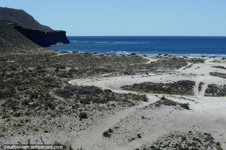 Litoral acidentado e mar azul profundo entre Comodoro Rivadavia e Caleta Olivia. (720x480px). Argentina, Amrica do Sul.