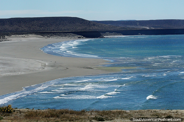 Praia grande e oceano arrebatador na costa entre Comodoro Rivadavia e Caleta Olivia. (720x480px). Argentina, Amrica do Sul.