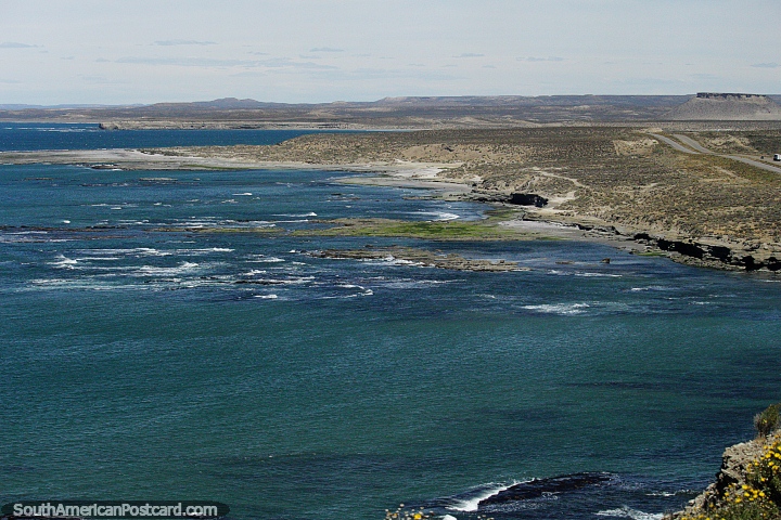 A costa e o terreno so acidentados entre Comodoro Rivadavia e Caleta Olivia. (720x480px). Argentina, Amrica do Sul.