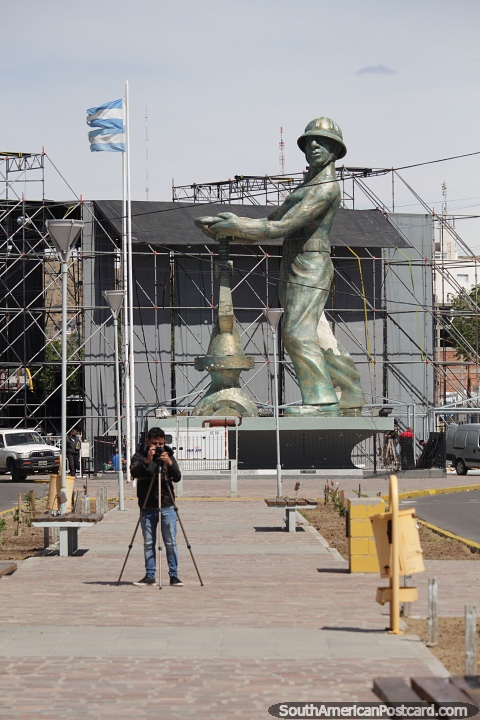 Enorme monumento en homenaje a los petroleros se encuentra en Caleta Olivia, ondea la bandera. (480x720px). Argentina, Sudamerica.