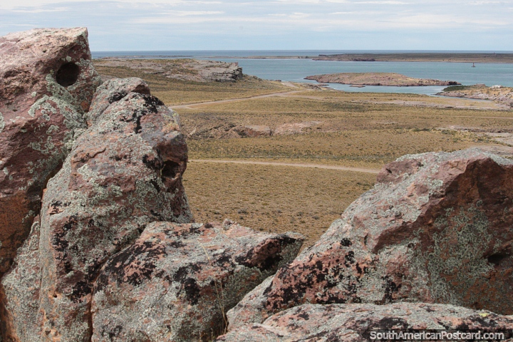 Um belo terreno de pedra  beira-mar em Puerto Deseado. (720x480px). Argentina, Amrica do Sul.