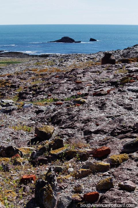 Paisagem rochosa slida e spera que desce at o mar na Ilha dos Pinguins, Puerto Deseado. (480x720px). Argentina, Amrica do Sul.