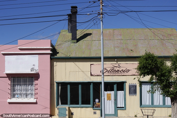 Lojas cor-de-rosa e amarelas, cabeleireiro e restaurante em Puerto San Julian. (720x480px). Argentina, Amrica do Sul.