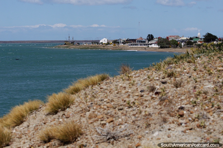 Bela vista do litoral, praia e cidade em Puerto San Julian. (720x480px). Argentina, Amrica do Sul.
