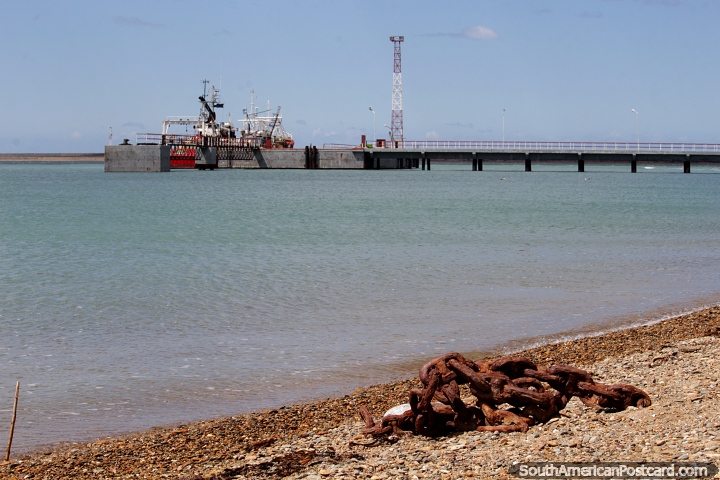 Muelle nuevo en el puerto de Puerto San Julin, tal vez la cadena oxidada les pertenezca. (720x480px). Argentina, Sudamerica.