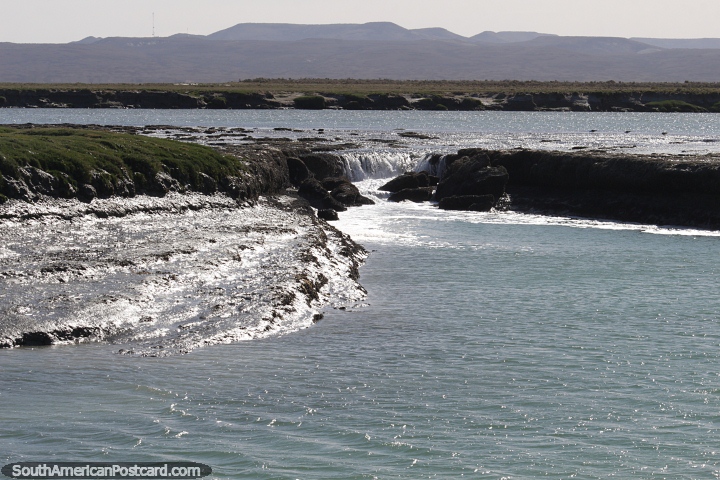 As rochas criam uma pequena cachoeira na costa de Puerto San Julian. (720x480px). Argentina, Amrica do Sul.