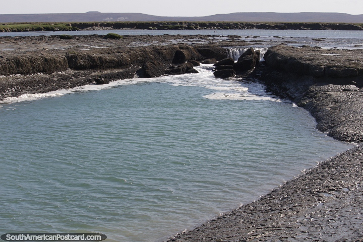 Grande formao rochosa no mar no extremo sul da praia de Puerto San Julian. (720x480px). Argentina, Amrica do Sul.
