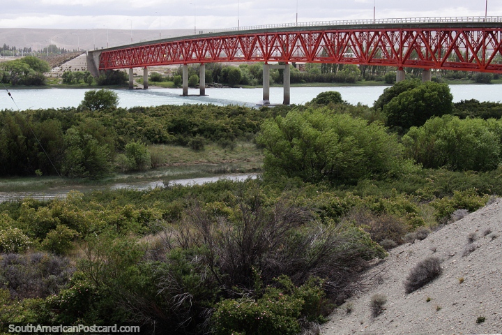 Ponte sobre o Rio Santa Cruz e a Ilha Pavon em Piedrabuena. (720x480px). Argentina, Amrica do Sul.