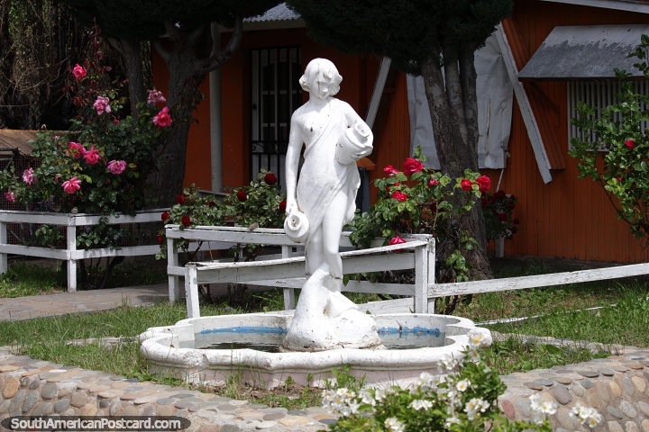 Esttua branca e fonte no centro de administrao da Ilha Pavon em Piedrabuena. (720x480px). Argentina, Amrica do Sul.