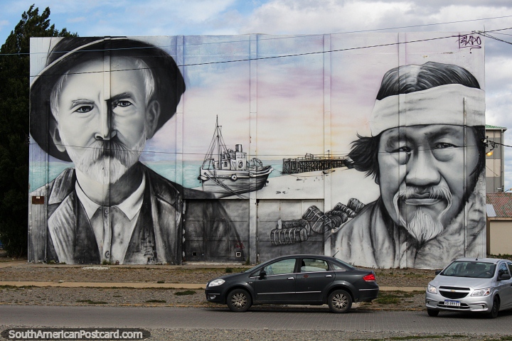 Pioneros y colonos, el viejo muelle y lancha en la playa, enorme mural en Ro Gallegos. (720x480px). Argentina, Sudamerica.