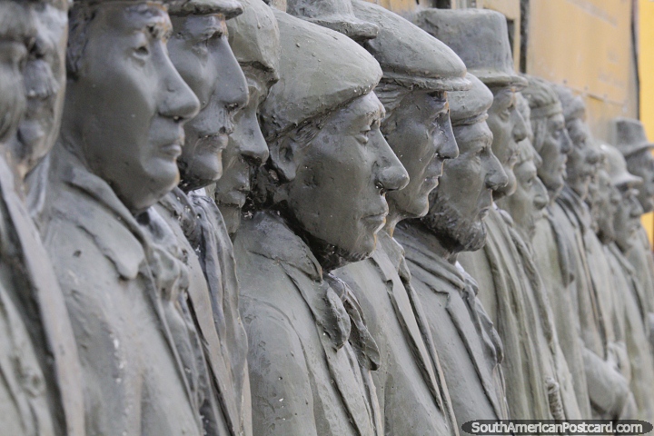 Longa fila de rostos esculpidos em bronze no passeio da memria em Rio Gallegos. (720x480px). Argentina, Amrica do Sul.