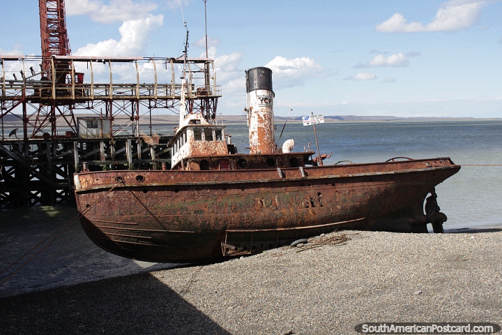 Velho navio enferrujado fica indefeso na praia ao lado do porto em Rio Gallegos. (720x480px). Argentina, Amrica do Sul.
