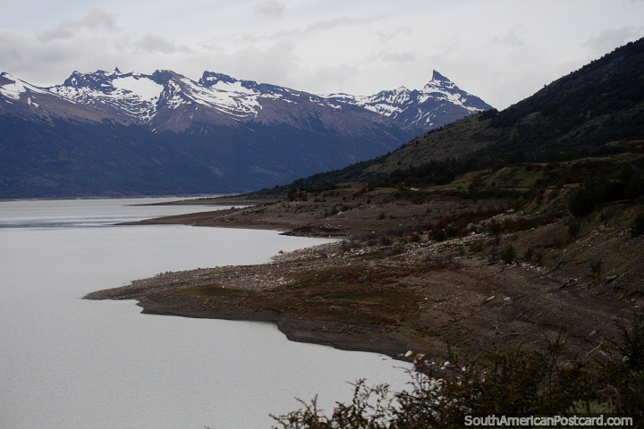 Terreno acidentado na Patagnia entre El Calafate e Glaciar Perito Moreno. (720x480px). Argentina, Amrica do Sul.