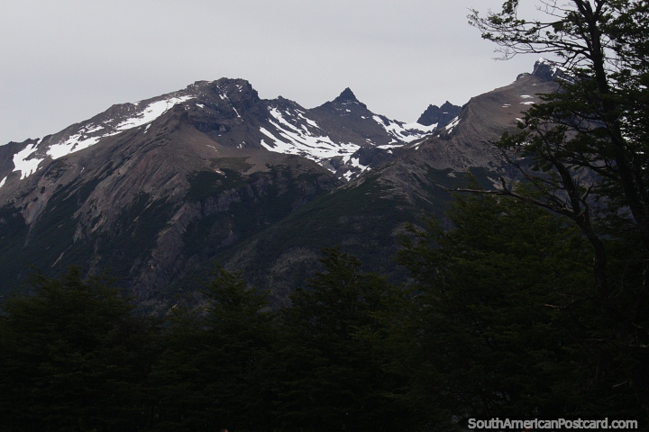 Montanhas com picos nevados ao redor do Glaciar Perito Moreno, El Calafate. (720x480px). Argentina, Amrica do Sul.