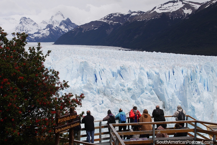 As pessoas desfrutam de vistas incrveis do Glaciar Perito Moreno, uma enorme camada de gelo. (720x480px). Argentina, Amrica do Sul.