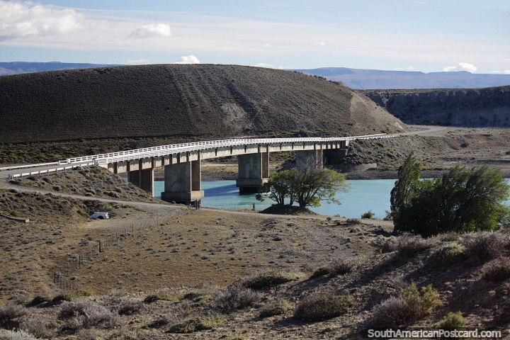 Ponte sobre o rio Santa Cruz em torno de Charles Fuhr, a leste de Calafate. (720x480px). Argentina, Amrica do Sul.