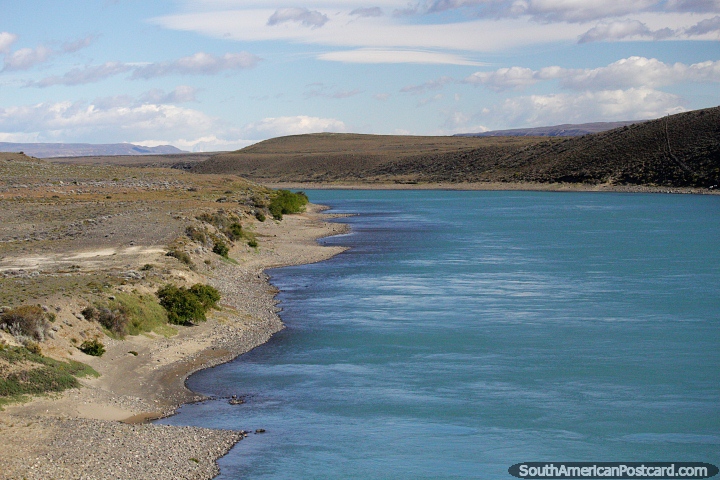 guas azul-turquesa do Rio Santa Cruz, a leste de Calafate. (720x480px). Argentina, Amrica do Sul.