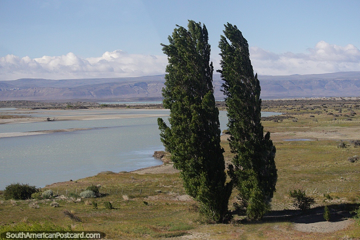 O Rio La Leona desemboca no Lago Argentino, a leste de Calafate. (720x480px). Argentina, Amrica do Sul.